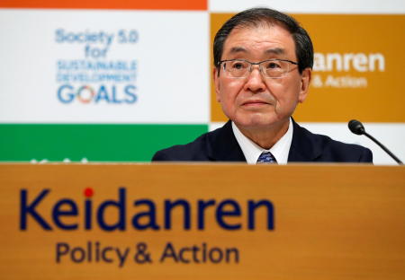 2021年5月10日、東京で開催された記者会見に出席する、次期経団連(日本経済団体連合会)会長兼住友化学会長の十倉雅和氏。(ロイター)