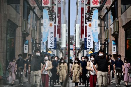 2021年5月4日に東京で開催される日本の「ゴールデンウィーク」休暇中、銀座地区の通りを歩く人々。