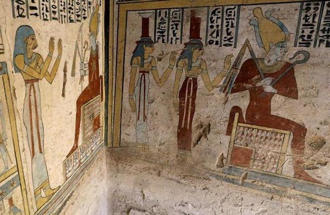 チュチュの墓の墓地遺跡内部にある、保存された壁画。2019年4月5日、エジプト、ソハーグ県、アル・ダヤバット。（ロイター）