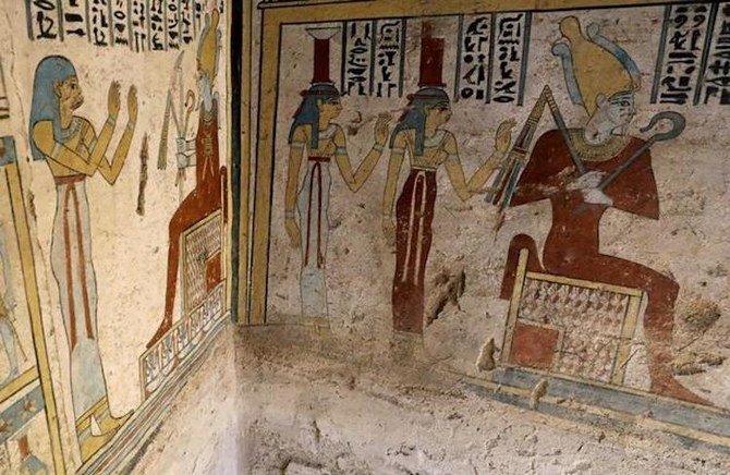 チュチュの墓の墓地遺跡内部にある、保存された壁画。2019年4月5日、エジプト、ソハーグ県、アル・ダヤバット。(ロイター)