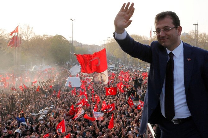 イスタンブールの市長に選出された後、エクレム・イマモグル氏は自分の支持者たちに挨拶する。（ロイター通信）