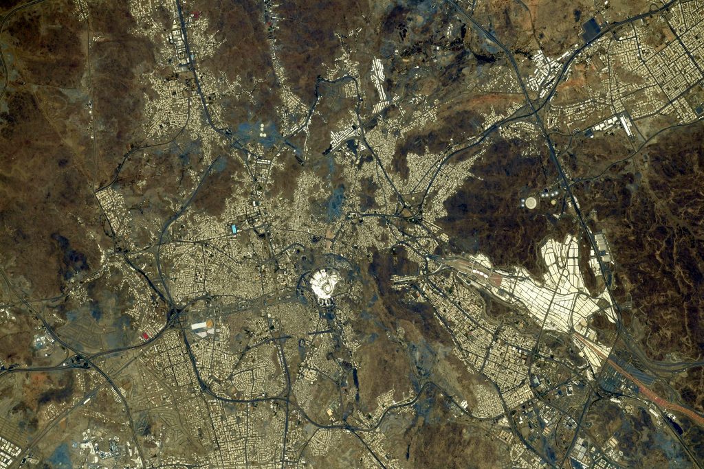 この写真はツイッターに投稿され、外宇宙からメッカがどのように見えるかがわかる。 (ソーシャルメディア)