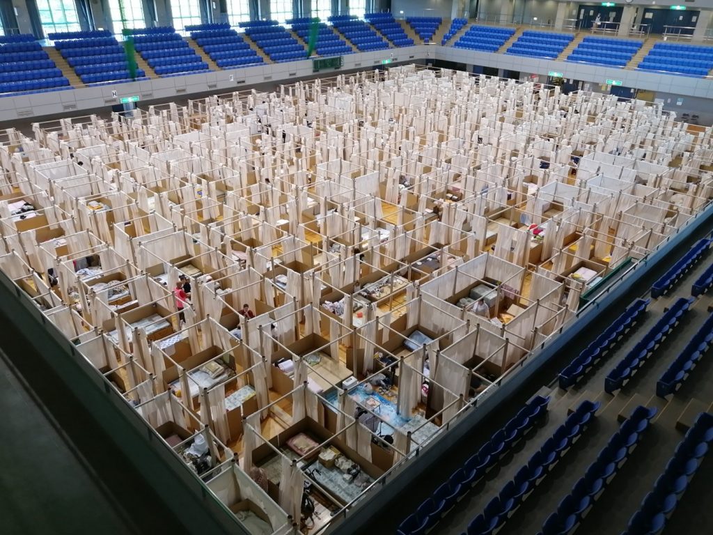 2020年、熊本市九州洪水災害避難所の紙仕切りシステム