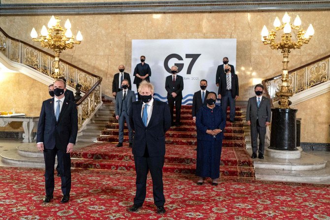 2021年5月5日にロンドンで開催されたG7外相会議で、ボリス・ジョンソン英首相(中央)とドミニク・ラーブ英外相(左から2番目)が、他の代表者たちと共に全員写真のためのポーズをとっている。(AFP)