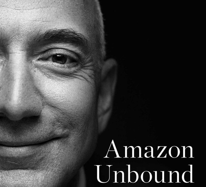 アマゾン創業者ジェフ・ベゾス氏 (R) と、その恋人、米国の新人キャスター、ローレン・サンチェス氏。( 記録 /AFP)