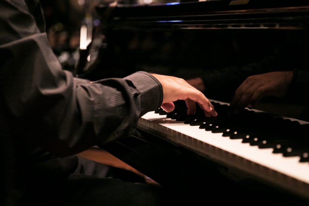 ピアノ部門は昨年開催予定だったが、新型コロナウイルス感染拡大の影響で１年延期された。感染防止のため演奏は無観客で、通常１２人の決勝進出者も６人に絞る異例の形で実施された。優勝はフランスのジョナタン・フルネルさん。(Shutterstock)