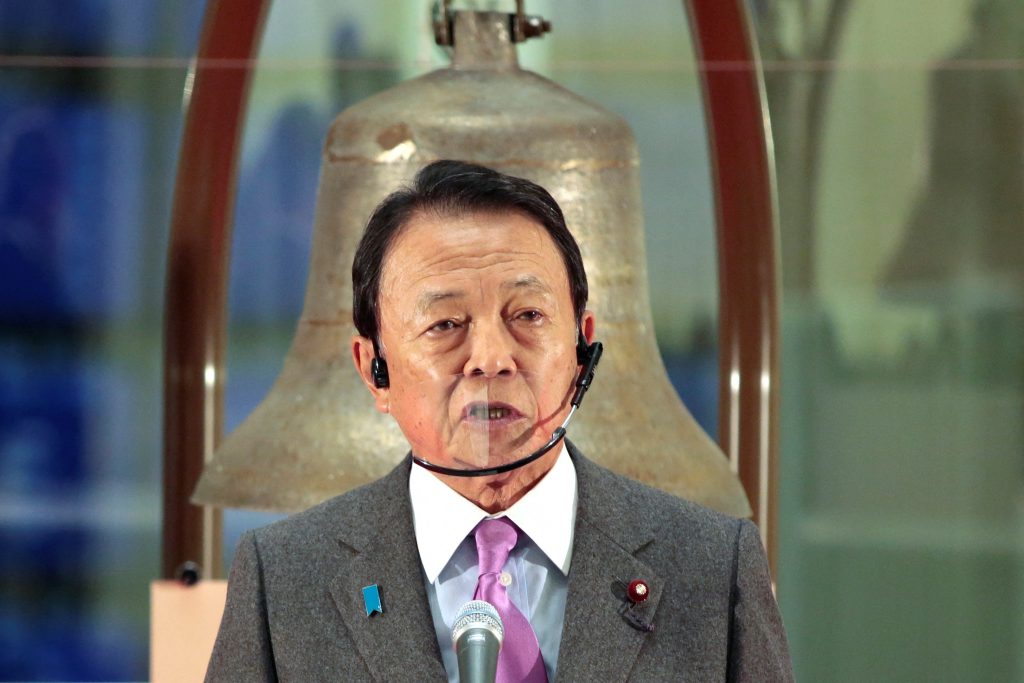 麻生財務相は、G7で最低税率に関する合意が成立したのは、各国が経済成長を刺激するための法人税値下げ競争に耐えられなくなってきていることに気付いたからだと述べた。（AFP）