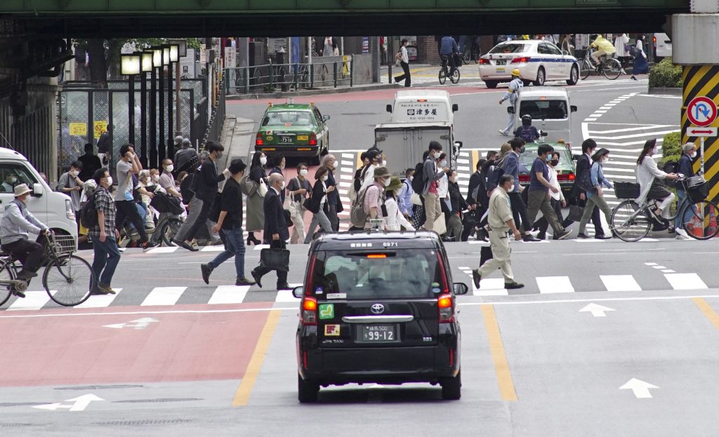 東京都では４７２人の感染が確認された。新規感染者の直近１週間平均は４５５人で、前週の７８．４％だった。(AFP)