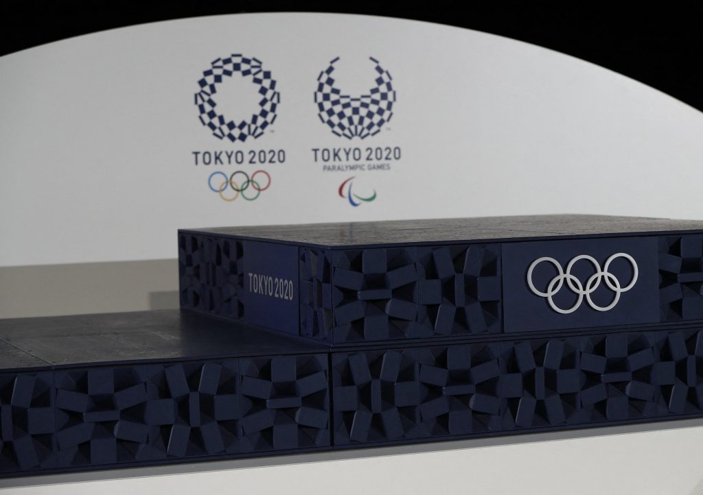 2021年6月3日、東京の有明アリーナでの開会式まで50日となったことを記念したイベントでお披露目された、東京2020オリンピック大会のメダル授与式で使用される予定の表彰台。（AFP通信）