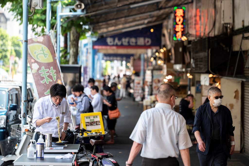 ２０年の日本人の国内旅行者数は、前年比５０％減の延べ２億９３４１万人。(AFP)