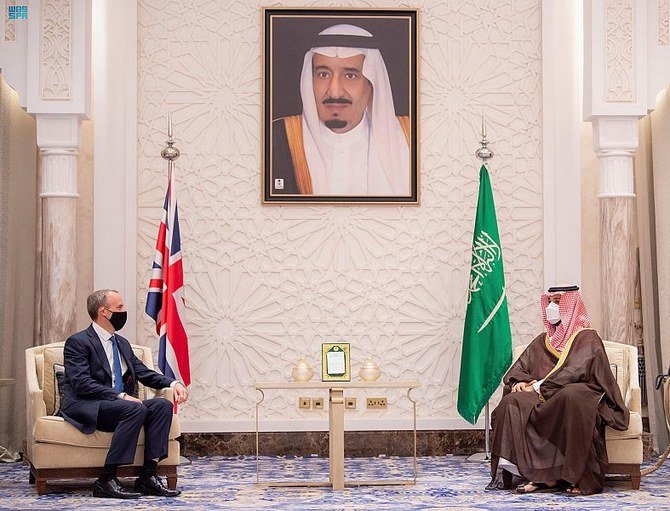 英国のドミニク・ラーブ外相を迎えるサウジアラビアのムハンマド・ビン・サルマン皇太子。(SPA)