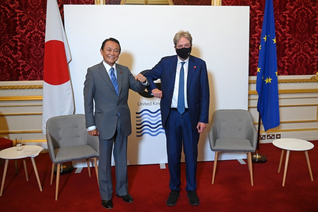 2021年6月4日、イギリスのロンドンのランカスターハウスで、G7首脳サミットを前にしたG7加盟国全体の財務大臣会合で一緒にポーズを取る日本の麻生太郎財務大臣とパオロ・ジェンティローニ経済担当欧州委員。（資料写真/ロイター通信）