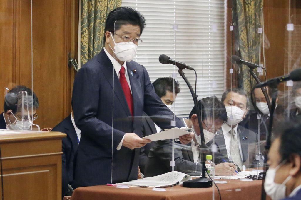 2021年6月11日、東京にある衆議院の委員会で発言する日本の加藤勝信官房長官。（資料写真/AP通信）