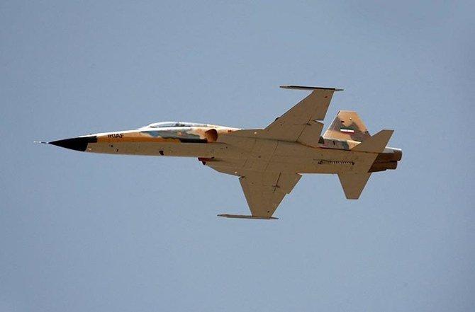 イラン国防省が2018年8月21日に公開した配布写真には、国産で第4世代戦闘機の「コウサル」が写っている。（ファイル / AFP）