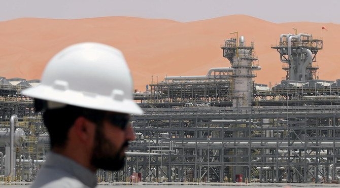 ルブアルハリ砂漠のアラムコ・シェイバー油田にある天然ガス液（NGL）施設に立つサウジアラムコの従業員。（ロイター）