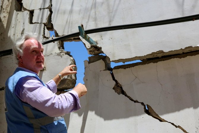 UNRWAガザ地区責任者のマティアス・シュマーレ氏が、イスラエルのガザ市への空爆後、UNRWA支部施設の被害状況を査察しながら損傷を指し示している。（ロイター）