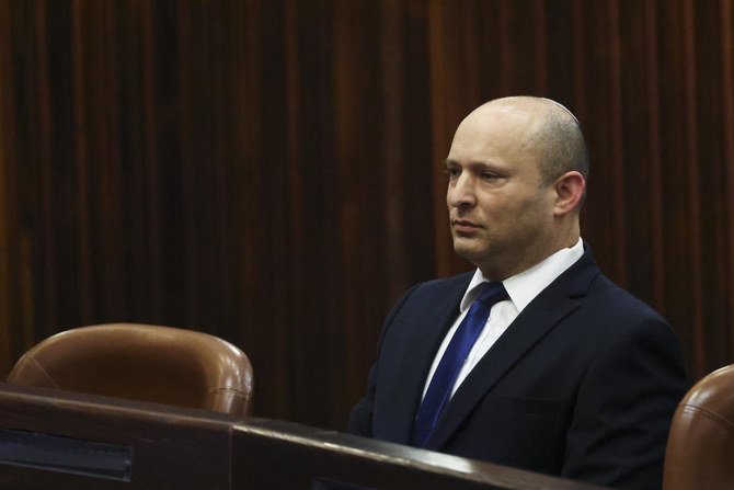イスラエルの国会であるクネセトの本会議で、議員らが新大統領を選出するためのクネセトの特別会合に出席するヤミナ党のナフタリ・ベネット党首。(AP通信)