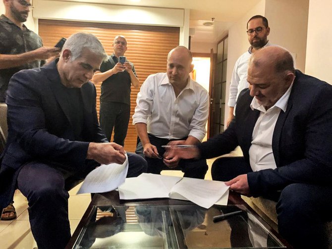 アラブリスト連合（ラアム) のトップであるマンスール・アッバス氏が新しい同盟に参加する連合協定へ署名、歴史的なものとして歓迎される。 (アラブリスト連合ラアム//ロイター)