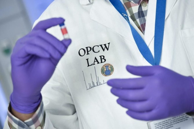 2017年4月20日、オランダ・ハーグにあるOPCW（化学兵器禁止機関）本部で、検査用バイアル瓶を管理する検査技師。（資料/AFP通信）