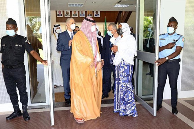 サウジアラビアのアブドラ・ビン・ハマド・アール・スバイエ大使は、コートジボワールで開催されたアラブグループ諸国の大使らによる主要会議に出席した。 (SPA)