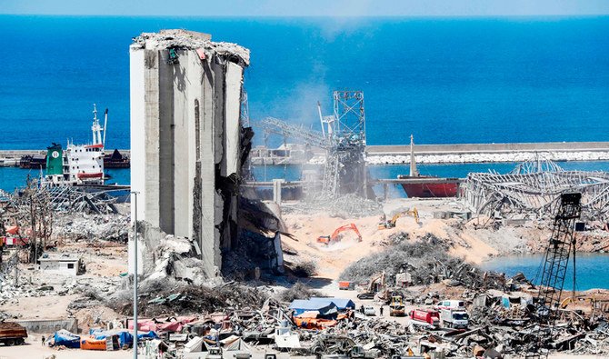 2020年8月16日、レバノンの首都を荒廃させたベイルート港での大規模爆発の直後に、格納庫の横にある爆発現場で土を取り除く掘削機。（AFP通信）