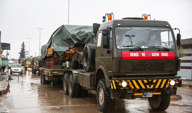 2018年12月26日撮影の写真。トルコの戦車、軍用車両を反乱軍が支配するシリア北部の都市アルライへ輸送する車列。（AFP）