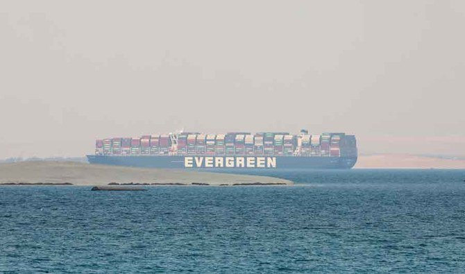 2021年3月30日、パナマ船籍のコンテナ船エバーギブンの姿はエジプトのグレートビター湖にあった。（AP）