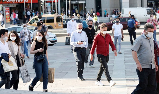 2020年6月24日、アンカラのクズライ広場で、新型コロナウイルスの感染拡大を抑えるためにマスクを着用する人々。(AFP)