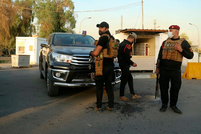 首相官邸があり、厳重な警備が行われているバグダッドのグリーン・ゾーンを取り囲む人民動員隊。イラクの首都では9日、テロ容疑で民兵司令官が逮捕されたことを受け、緊張が高まった。（AP通信）