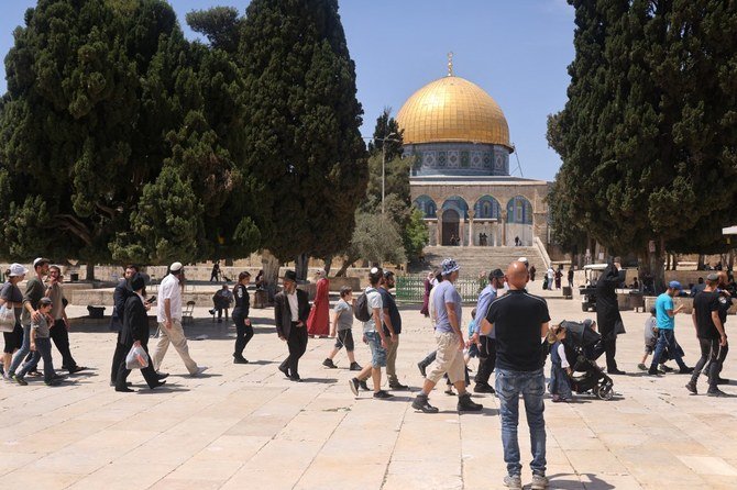 アル・アクサモスクを訪れるユダヤ人入植者。同モスクは神殿の丘としてユダヤ人にも崇拝されている。（資料/AFP通信）