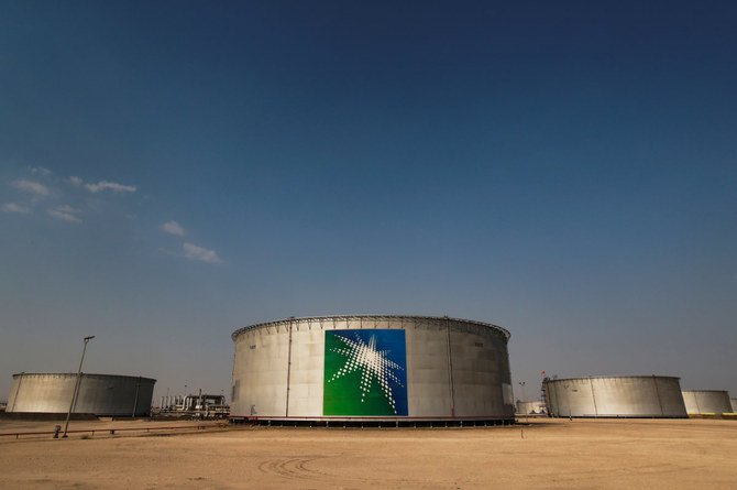サウジアラビアのアブカイクにあるサウジアラムコの石油施設にあるブランドの石油タンクの風景。（ロイター/マキシム・シメトフ/ファイル 写真）