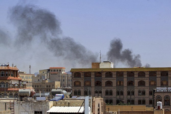 木曜日には、煙が上がっている写真と共に、サヌアで爆発音が相次いで聞こえたという報道があった。（資料/AFP通信）