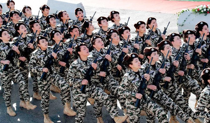75周年目の独立記念日を祝う軍事パレードに参加する、レバノン公安部隊の女性士官候補生、ベイルート。(AFP資料写真)