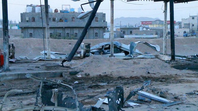 2021年6月5日に撮影されたこの写真には、イエメンのマアリブ市にあるガソリンスタンドにフーシ派のミサイルが撃ち込まれた現場で破壊された車両の様子が写っている。（AFP通信）