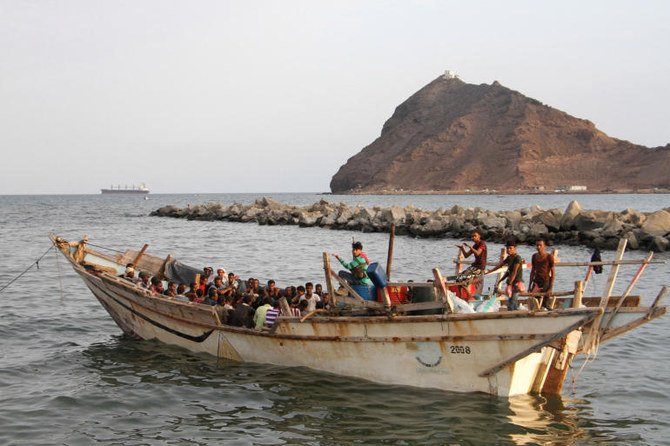 イエメン・アデン沖で、船に乗った移民と難民。（AFP）