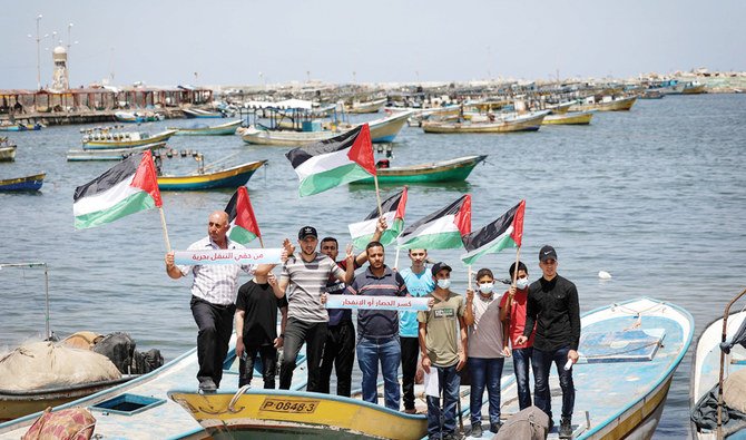 イスラエル当局が漁場を6海里に縮小したことに反対して、ガザの海港で抗議デモを行うパレスチナの漁師たち。(資料/AFP通信)
