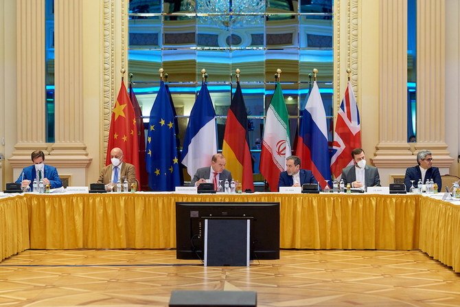 ウィーンで開催された2015年イラン核合意への復帰交渉で、会議の開始を待つエンリケ・モラ欧州対外行動局事務次長とイランのアッバス・アラグシ外務次官。（ロイター）