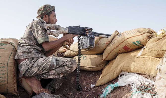 アラブ連合軍の支援を受けるイエメンの戦闘員が、マアリブ近郊のカッサラ戦線におけるフーシ派の部隊との激しい衝突で銃を撃っている。（資料/AP通信）