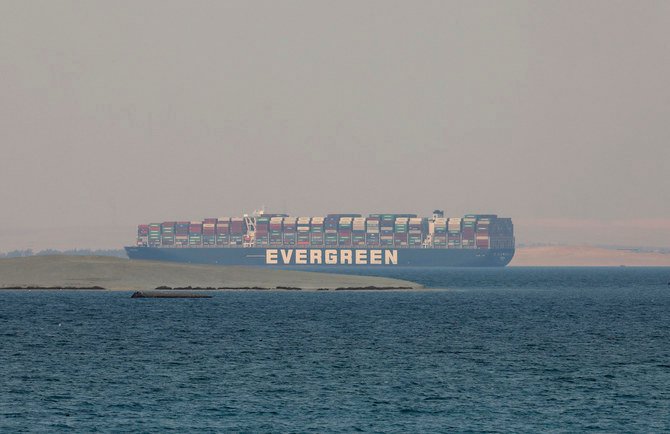 2021年3月30日撮影の写真。エジプトのグレートビター湖に停泊しているパナマ船籍の貨物船、エバーギブン号。(AP/ファイル写真)