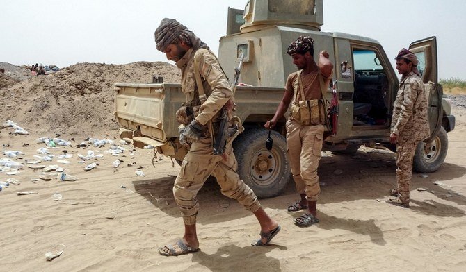 2021年6月19日、北東部マアリブ州でフーシ派と対峙する前線付近に陣取るイエメン政府軍の戦闘員。(ファイル/AFP)