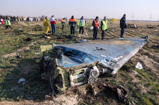 救助隊、イランの首都、テヘランにあるエマーム・ホメイニー国際空港近くで離陸後すぐに墜落したウクライナの旅客機の現場、2020年1月8日。（AFP）