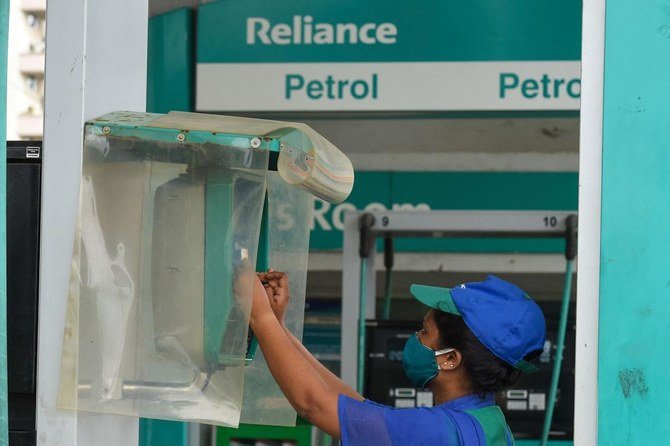 ナビムンバイのリライアンス・インダストリーズのガソリンスタンドで働く従業員ら(AFP)