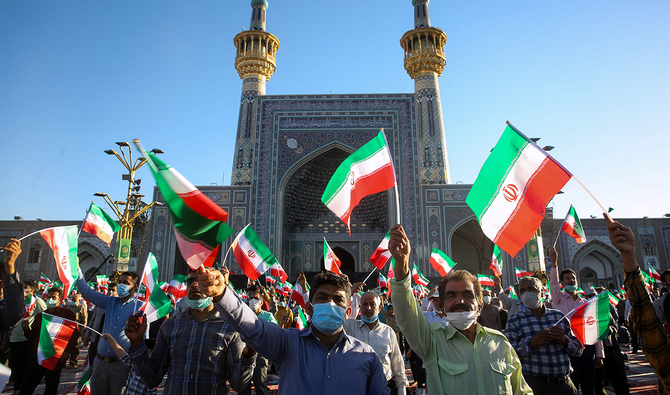 2021年6月22日、イラン北東部の都市マシュハドにあるエマーム・レザー廟で歓声を上げるイラン次期大統領のイブラヒム・ライシ氏の支持者。(AFP)