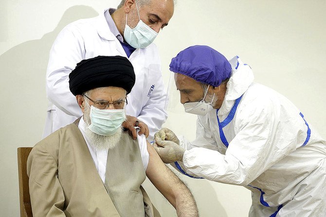 イランの最高指導者アーヤトッラー・アリー・ハメネイ師は、2021年6月25日にテヘランでCoviran Barekat製のコロナウイルスワクチンを接種した。(AP経由、イラン最高指導者の事務所)