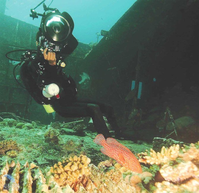 スキューバダイビングをするアリ・バクタオウル氏は、紅海の神秘を発見し、新たな場所を求めて何日も航海し、サンゴ礁の美しさを目の当たりにする。（提供）
