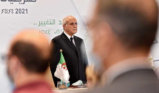 2021年6月15日、首都アルジェで、アルジェリアの国家独立選挙機関のモハメド・チョルフィ総裁が記者会見で国民議会選挙の結果を発表する。(AFP)