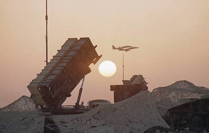 サウジアラビアの防空施設は、ハーミス・ムシャイトを標的としていた2機のドローンを破壊した。(ファイル/AP)