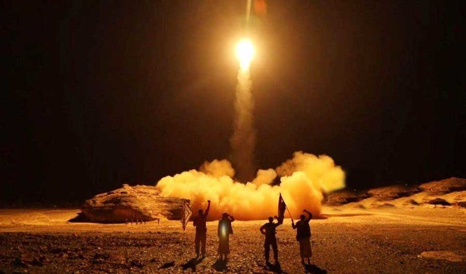 「フーシ派軍事メディアユニット」が配布した写真には、2018年3月25日に武装勢力フーシ派がサウジアラビアに向けて弾道ミサイルを発射した様子が写っている。（ロイター通信 資料写真）