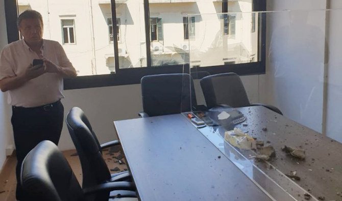 爆発の後で事務所の被害状況を見るサヘル・エル・ハチェム氏。（提供写真）