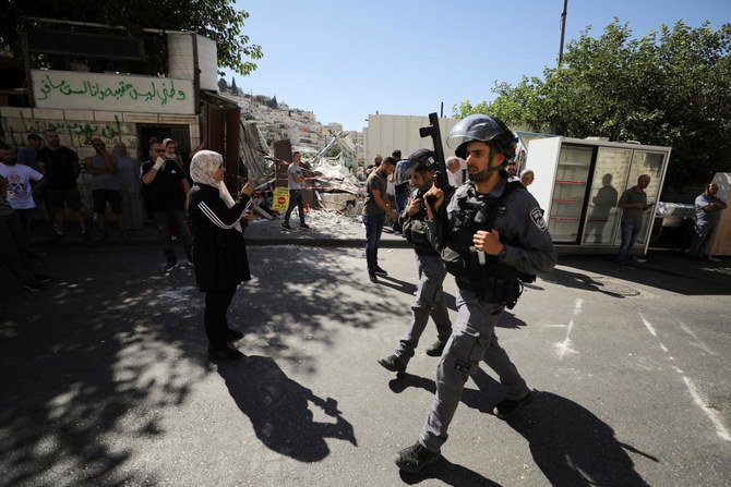 パレスチナ人が住むシルワン地区の店舗をイスラエル人が取り壊したことで勃発したパレスチナ人との衝突の中で、武器を構えるイスラエル治安部隊の隊員。（ロイター通信）